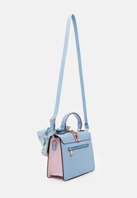 Jasnoniebieska syntetyczna torebka z różowym bocznym panelem, złotymi elementami i ozdobą w postaci kwiecistego szalika. Posiada górny uchwyt oraz regulowany pasek na ramię.