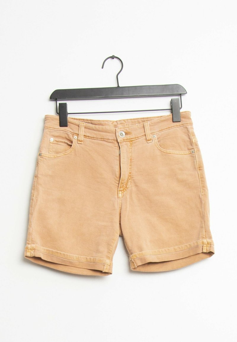 Shorts en denim beige avec un ourlet retroussé, poches avant, fermeture à bouton en métal et passants de ceinture ; exposés sur un cintre noir sur fond blanc.