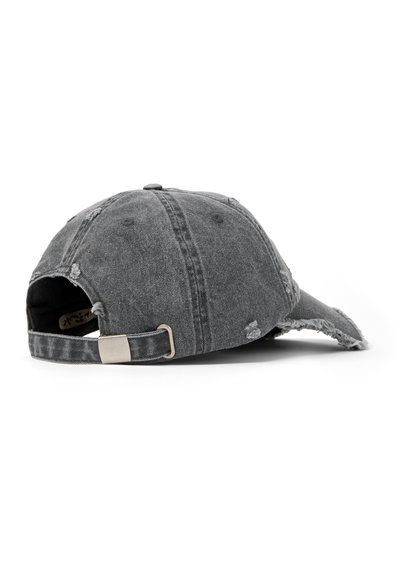 Gorra de denim gris con acabado desgastado, hebilla de metal ajustable en la parte posterior y visera curvada. Presenta una construcción de seis paneles.