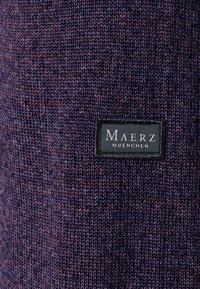 Strickpullover in gemischten dunkelpurpur Tönen mit strukturiertem Finish. Verfügt über ein schwarzes Etikett mit der Prägung "Maerz Muenchen".