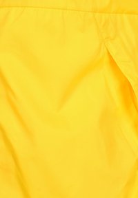 Geel waterdichte jas met een gladde textuur, voorzien van een licht glanzend oppervlak. Inclusief een geplooide ontwerpelement aan de zijkant.