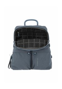 Sac à dos à motifs bleus avec un compartiment principal zippé et des poches avant. Dispose d'une poignée supérieure et de bretelles ajustables. Intérieur doublé.