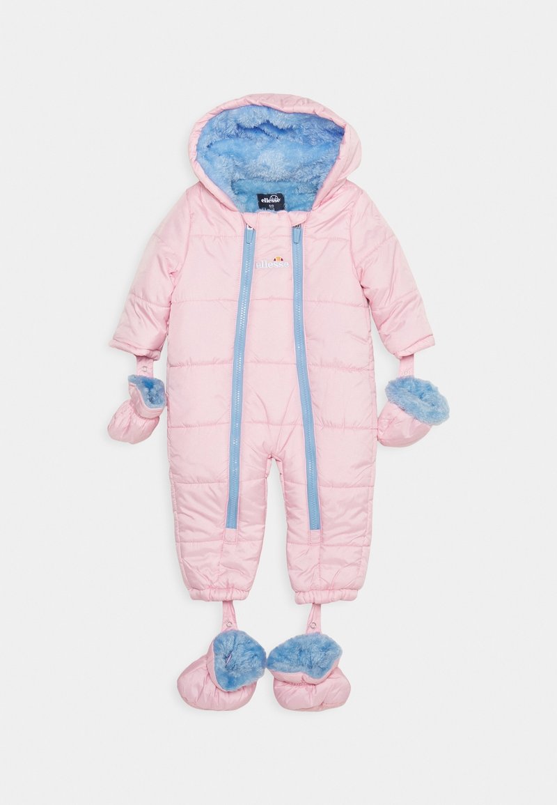 Combinaison de neige rembourrée rose pour bébé avec doublure en polaire bleue, capuche, moufles et chaussons détachables, avec deux fermetures éclair frontales et un petit logo sur la poitrine.