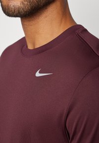 Nike Performance TEE RESET - Camiseta deportiva - burgundy crush/matte silver