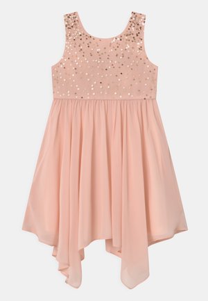 Ärmelloses, blassrosa Kleid mit paillettenbesetztem Oberteil und fließendem Rock mit Tücherausschnitt, entworfen für formelle Anlässe oder Partys.