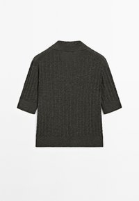Pull à manches courtes en maille gris foncé avec texture côtelée, col plat et coupe décontractée. Design simple sans ornements visibles.