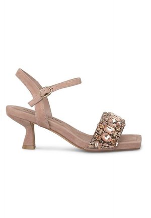 Sandal con tacco in suede nudo, con cinturino alla caviglia, punta quadrata e fascia decorata con strass sulla parte anteriore. Tacco a blocco di altezza moderata.