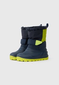 Bottes d'hiver bleu marine avec une semelle en caoutchouc texturé, des accents vert lime, un cordon de serrage ajustable et une sangle Velcro pour un maintien sécurisé.