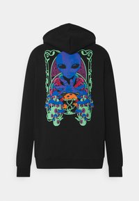 Schwarzer Hoodie mit einem bunten Alien-Graphic in Blau, Grün und Pink, umgeben von Pilz- und Pflanzenmotiven. Weicher Stoff.