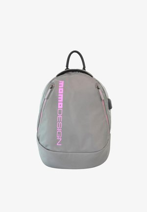 Grijze rugzak met zwarte handgreep, twee verticale ritsvakken en "momo DESIGN" in het roze gedrukt op de voorkant.