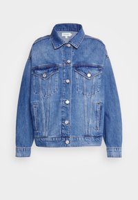 Chaqueta de mezclilla azul con mangas largas, cuello clásico, bolsillos frontales y botones de metal. Presenta un corte relajado y detalles de costura visibles.