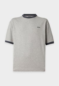 T-shirt gris clair à manches courtes avec col et bords de manches côtelés gris foncé, avec petit logo "BOSS" sur la poitrine gauche.