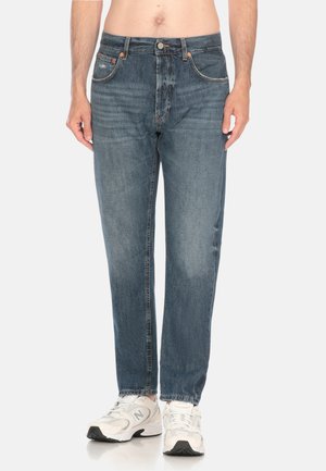 Jeans in denim blu con taglio dritto, caratterizzati da cuciture arancioni e cinque tasche. Il tessuto ha un lavaggio sbiadito e una consistenza liscia.