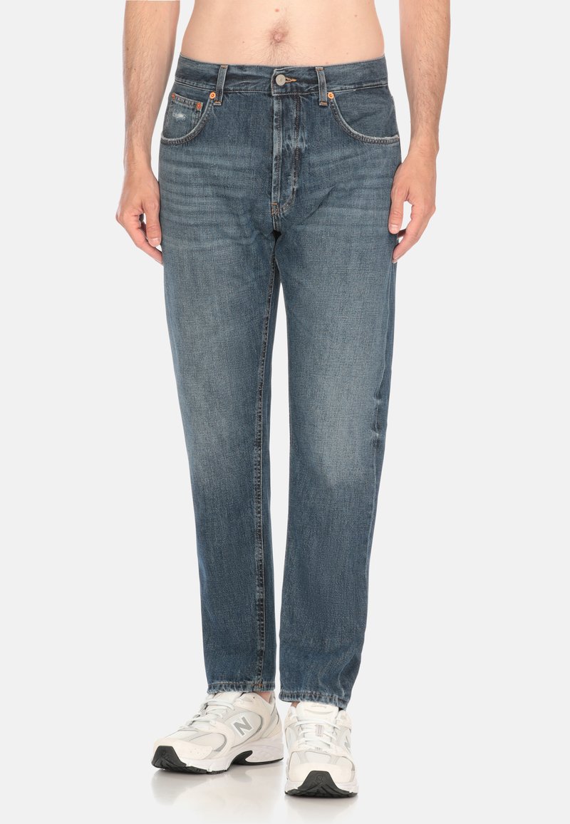 Jeans in denim blu con taglio dritto, caratterizzati da cuciture arancioni e cinque tasche. Il tessuto ha un lavaggio sbiadito e una consistenza liscia.