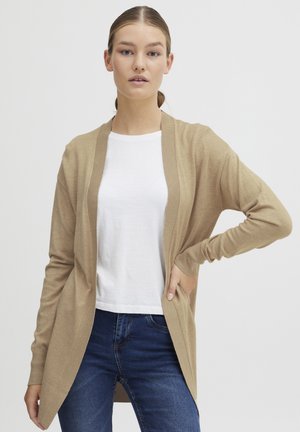 Beige cardigan met open voorkant, ribbelige randen, lange mouwen en een zachte textuur, gestapeld over een wit shirt en gecombineerd met blauwe jeans.