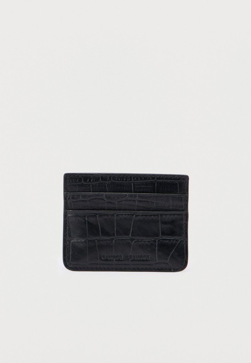 Schwarzer Kartenhalter aus Leder mit Krokodilprägung, mehreren Kartenfächern und geprägtem Logo in der unteren Mitte.