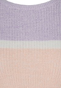 Sweter z dzianiny z gradientowym wzorem w kolorach lawendy, białym i brzoskwiniowym. Teksturowana tkanina z okrągłym dekoltem i ściągaczami przy mankietach.