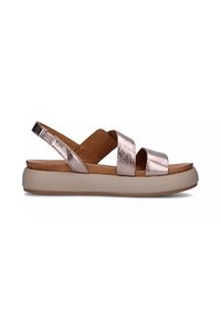 Sandal in oro rosa metallizzato con due cinghie incrociate, una cinghia sul retro e una suola piatta beige. Texture liscia e design con punta aperta.