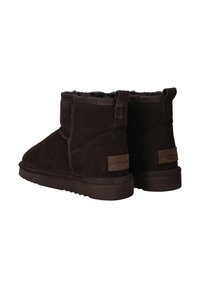 Bruine suède enkelboots met een zachte binnenvoering, ronde vorm, gestikte details en een merklabel aan de zijkant. Rubberen zool.