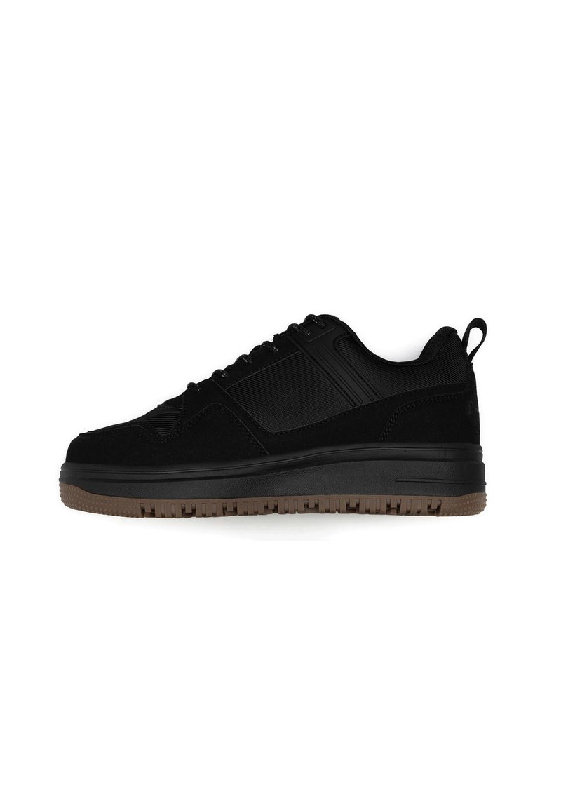 Sneaker nera con tomaia in suede e suola in gomma, con un design testurizzato, punta rotonda e un passante sul tallone per una facile calzata.
