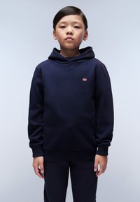 Marineblauwe hoodie van zachte, gestructureerde stof met een kangoeroezak en geribde manchetten. Bevat een klein logo op de borst.
