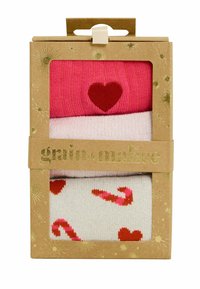Tres pares de calcetines en una caja de regalo: rayas rosas con un corazón, rosa claro y crema con patrones de bastón de caramelo. Embalaje de cartón ecológico.