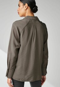 Next THROUGH WITH HARDWEAR - REGULAR FIT - Skjortebluser - stone