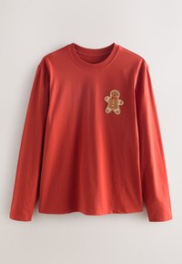 Rode katoenen T-shirt met lange mouwen met een peperkoekmannetje-appliqué op de borst, met een ronde halslijn en een zachte textuur.