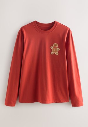 Rode katoenen T-shirt met lange mouwen met een peperkoekmannetje-appliqué op de borst, met een ronde halslijn en een zachte textuur.