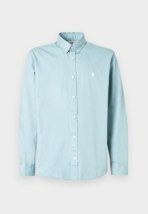 Ανοιχτό μπλε πουκάμισο με μακριά μανίκια και κουμπιά, κατασκευασμένο από βαμβάκι, με κλασικό γιακά, λευκά κουμπιά και μικρό λογότυπο στο στήθος.