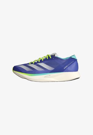 Lekkie buty do biegania z siateczkową cholewką w niebiesko-białych kolorach, neonowymi akcentami w zielonym, oraz białą podeszwą środkową z napisem "LIGHTSTRIKE PRO."