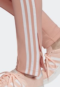adidas Originals Verryttelyhousut - pink