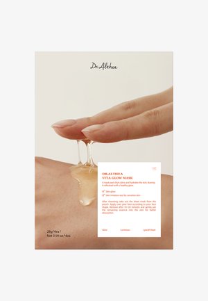 Verpakking van de Dr. Althea Vita Glow Mask met een hand die een heldere gel-serum op de huid aanbrengt, waarbij de hydraterende en stralingsbevorderende voordelen worden benadrukt.