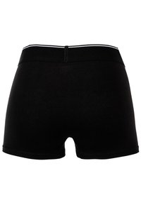 Schwarze Baumwoll-Boxershorts mit einer enganliegenden Passform, ausgestattet mit einem kontrastierenden weißen Bündchen und glatter Textur. Keine auffälligen Muster oder Akzente.