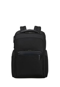 Sac à dos noir avec un extérieur en tissu lisse, plusieurs compartiments zippés, des bretelles rembourrées et un design rectangulaire épuré.