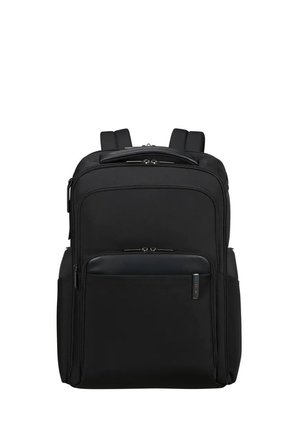 Sac à dos noir avec un extérieur en tissu lisse, plusieurs compartiments zippés, des bretelles rembourrées et un design rectangulaire épuré.