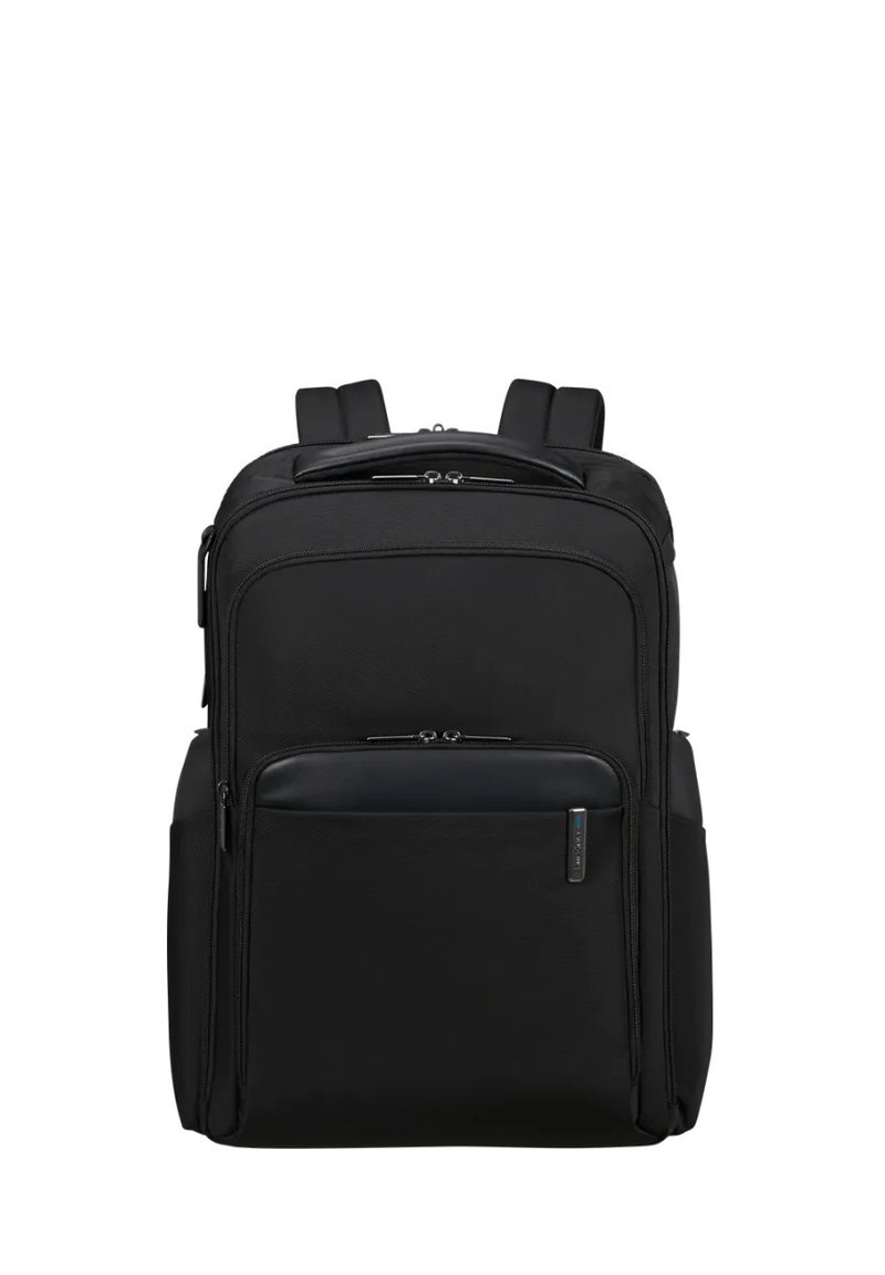 Sac à dos noir avec un extérieur en tissu lisse, plusieurs compartiments zippés, des bretelles rembourrées et un design rectangulaire épuré.