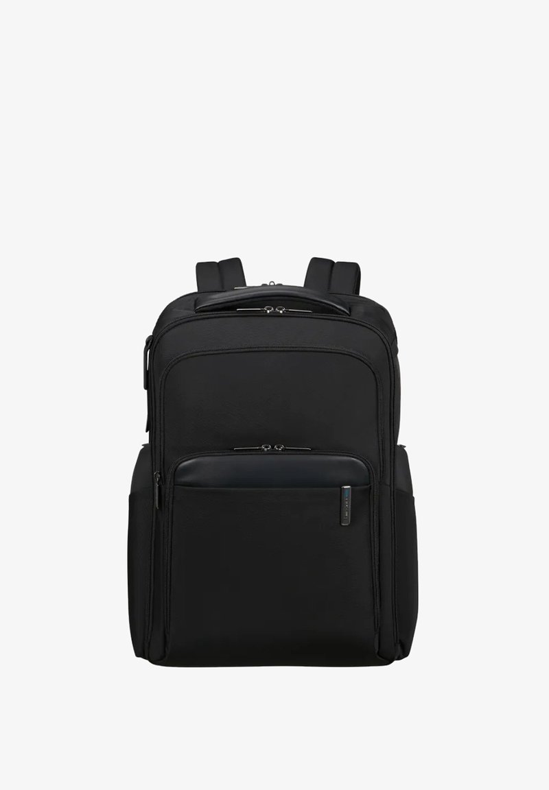 Zaino nero con un'esterno in tessuto liscio, diverse tasche con zip, spallacci imbottiti e un design elegante e rettangolare.