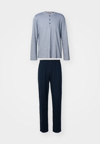 Camisa gris de manga larga con tres botones en el cuello, combinada con pantalones de cintura elástica en azul marino oscuro, hecha de una tela suave.