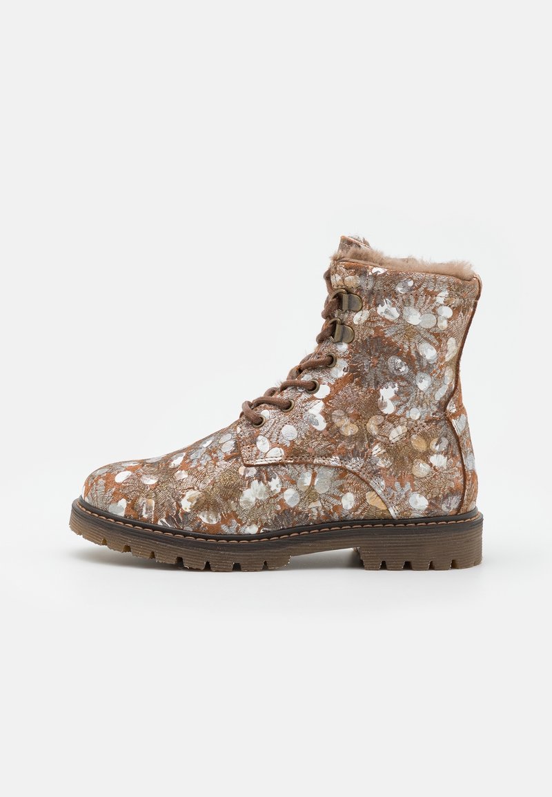 Botines marrones con un estampado floral en blanco y dorado, diseño con cordones, cuello de piel sintética y suela de goma resistente.