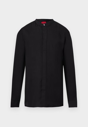 Čierna košeľa s dlhými rukávmi, mandarínskym golierom a skrytým zapínaním na gombíky, zobrazená na bielom pozadí.