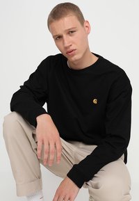 Carhartt WIP CHASE - Hosszú ujjú felső - black/gold