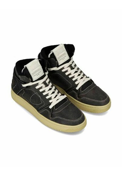 Sneakers alte nere realizzate in tessuto testurizzato, con lacci bianchi, suola in gomma e etichette sulla linguetta con dettagli del marchio.