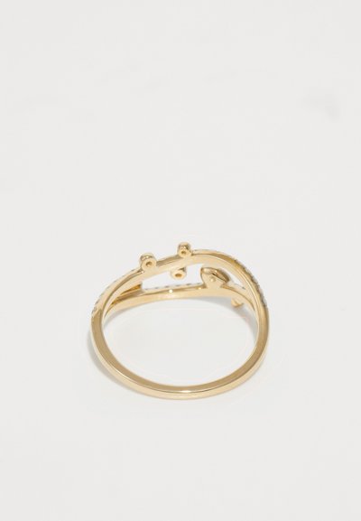 Zlatý prsteň s detailným dizajnom žaby, s hladkým páscom a dekoratívnymi akcentmi, ktorý vystihuje skvelé remeselné spracovanie a jedinečný tvar.