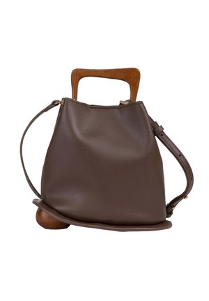 Sac à main en cuir marron avec poignée supérieure en bois et bandoulière réglable, base arrondie sur fond blanc.