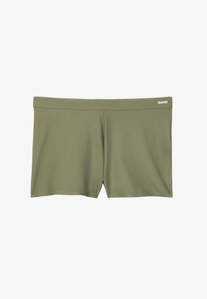 Bañador de hombre verde oliva con corte recto y una pequeña etiqueta de marca plateada en el lado derecho de la cintura.