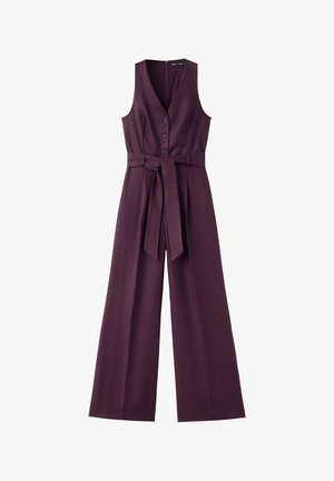 Combinaison sans manches de couleur prune avec col en V, trois boutons à l'avant, jambes larges et ceinture en tissu assorti nouée à la taille.