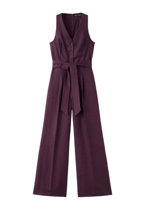 Tuta senza maniche color prugna con scollo a V, tre bottoni frontali, pantaloni ampi e cintura in tessuto abbinato annodata in vita.