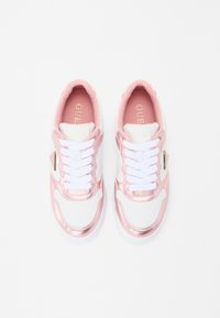 Rosa und weiße Sneakers mit einer glatten metallischen Oberfläche, ausgestattet mit weißen Schnürsenkeln, gepolsterten Kragen und dezenten Logodetails auf der Innensohle.