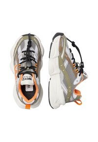 Sneaker leggere con tomaia in rete bianca, verde oliva e dettagli arancioni. Presentano una suola prominente e un sistema di allacciatura elastica.